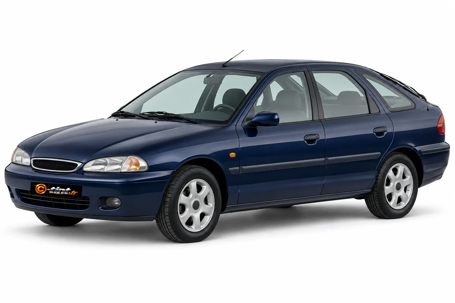 Ford Mondeo Génération 1 · 5 portes — vue trois-quarts avant