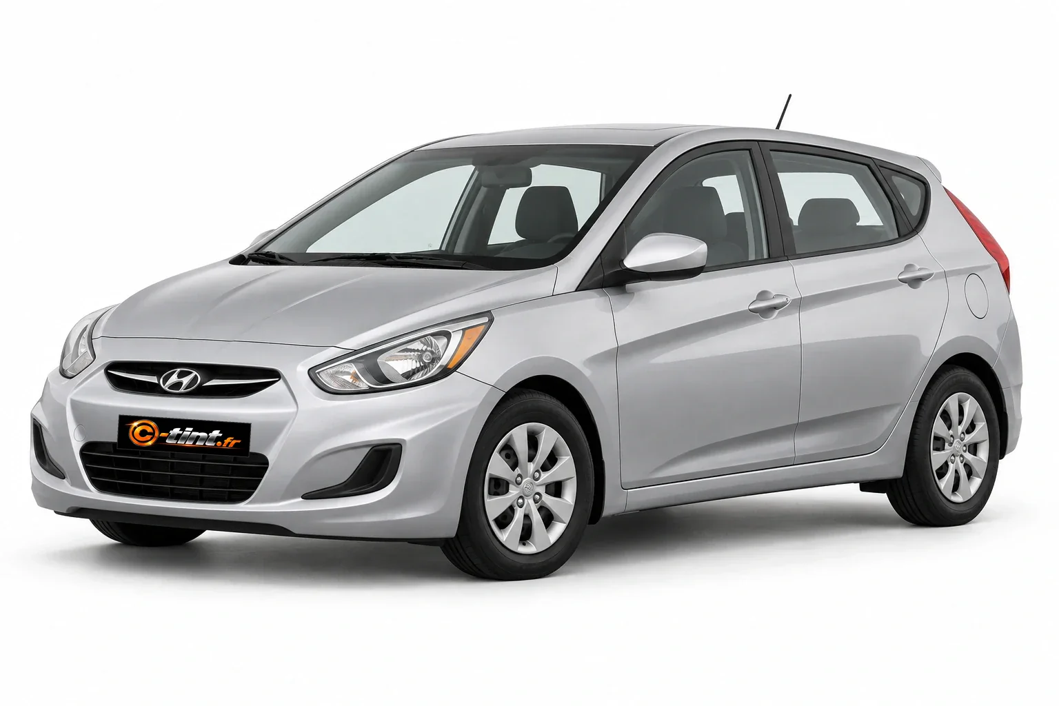 Hyundai Accent RB — Génération 4, Berline à hayon (5 portes) — vue trois-quarts avant