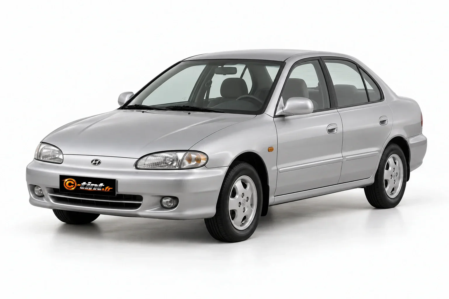 Hyundai Elantra J2 / RD — Génération 2 — Berline, Berline (4 portes) — vue trois-quarts avant