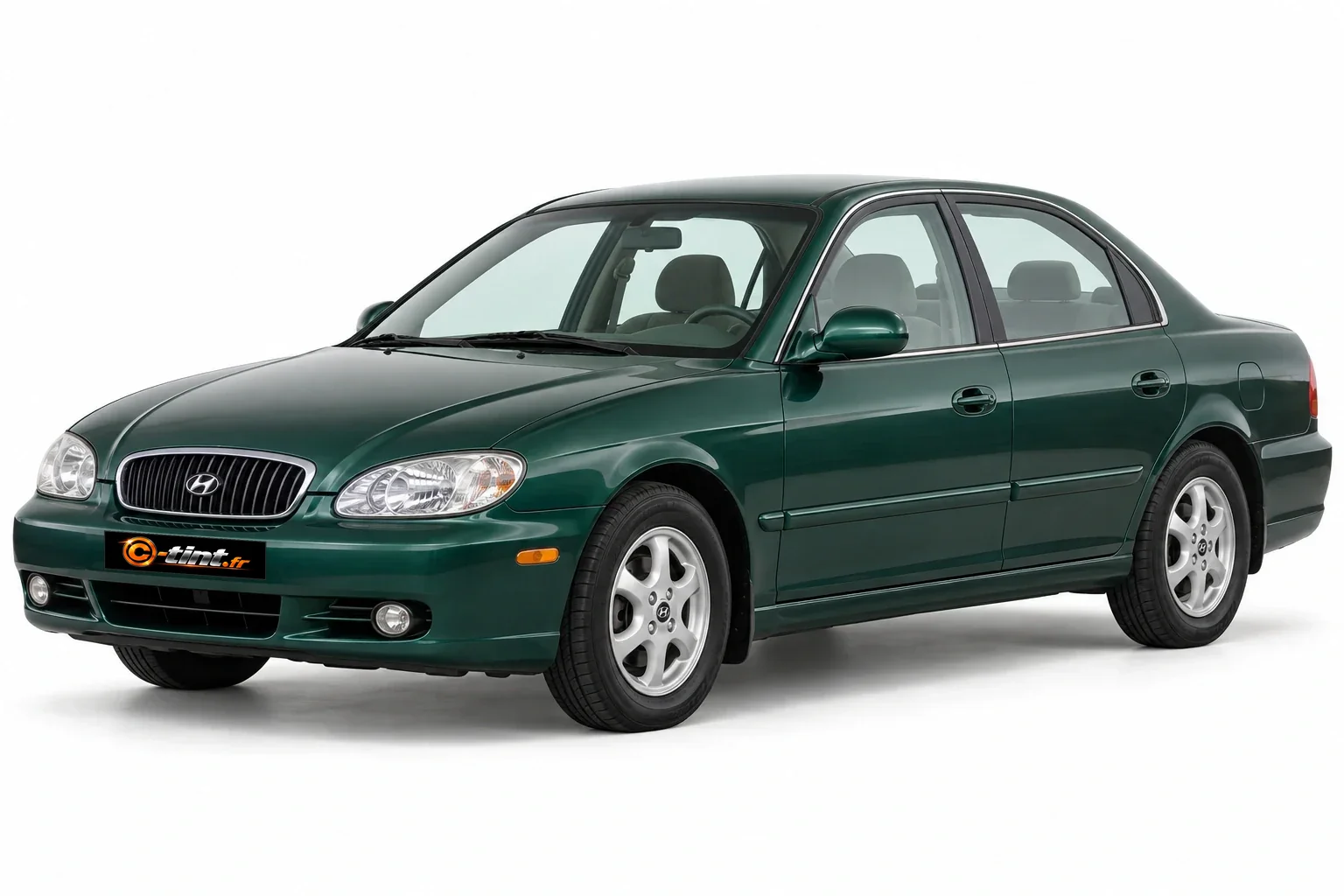 Hyundai Sonata EF — Génération 4 — Phase 1 — Berline, Berline tricorps (4 portes) — vue trois-quarts avant
