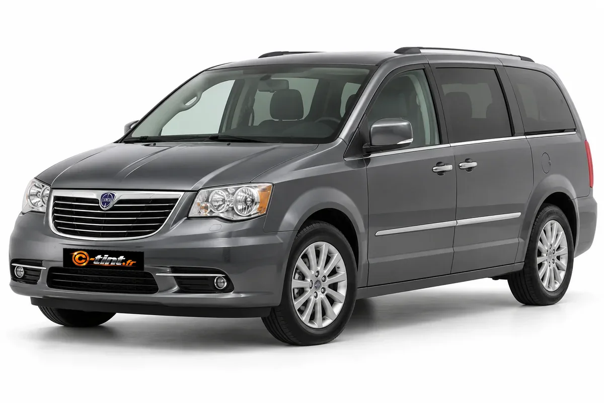 Lancia Voyager RT · monospace 5 portes · Monospace · 5 portes — vue trois-quarts avant