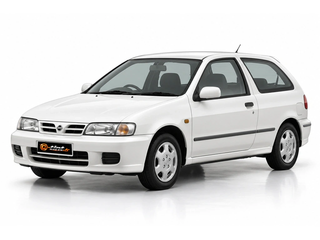 Nissan Almera N15 — Génération 1 · Berline compacte · 3 portes — vue trois-quarts avant vers la gauche