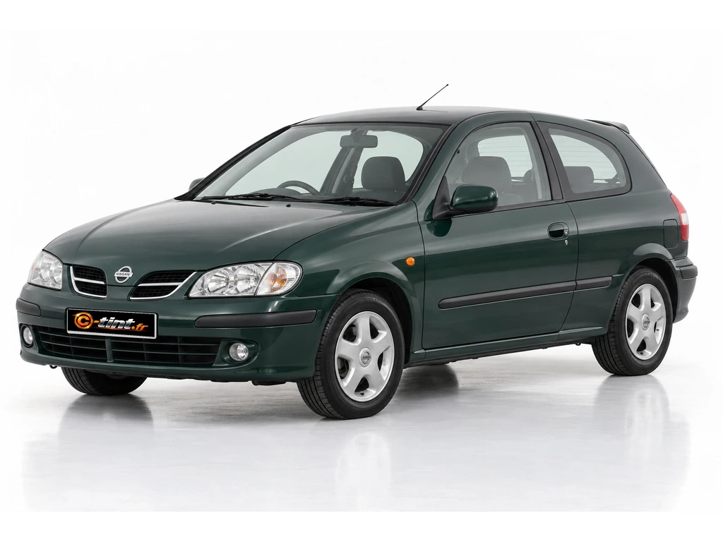 Nissan Almera N16 — Génération 2 · Berline compacte · 3 portes — vue trois-quarts avant vers la gauche