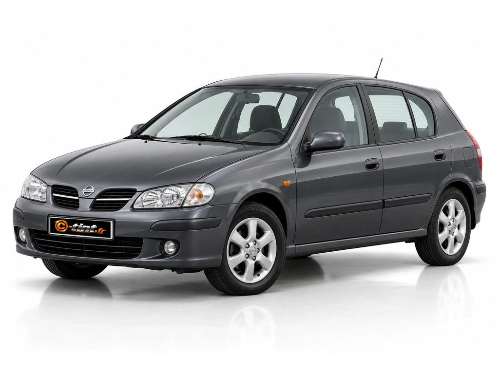 Nissan Almera N16 — Génération 2 · Berline compacte · 5 portes — vue trois-quarts avant vers la gauche