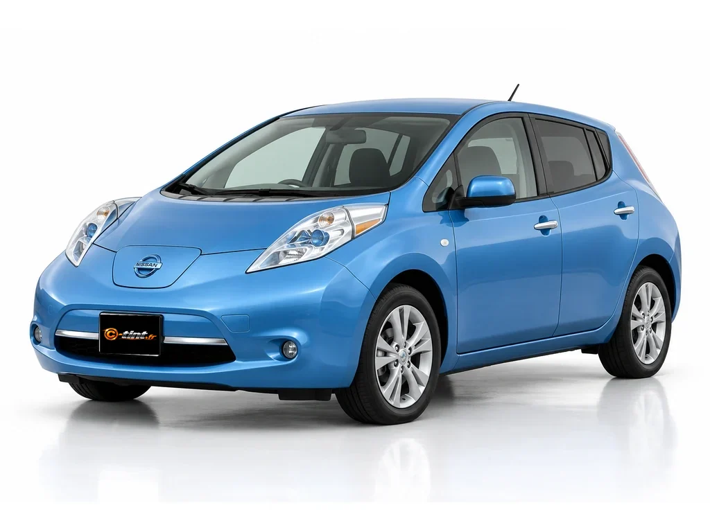 Nissan Leaf ZE0 — Génération 1 · Berline compacte · 5 portes — vue trois-quarts avant vers la gauche