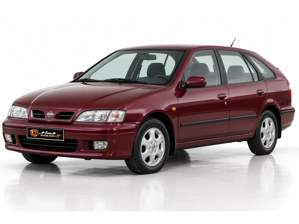 Nissan Primera P11 — Génération 2 · Berline à hayon · 5 portes — vue trois-quarts avant vers la gauche
