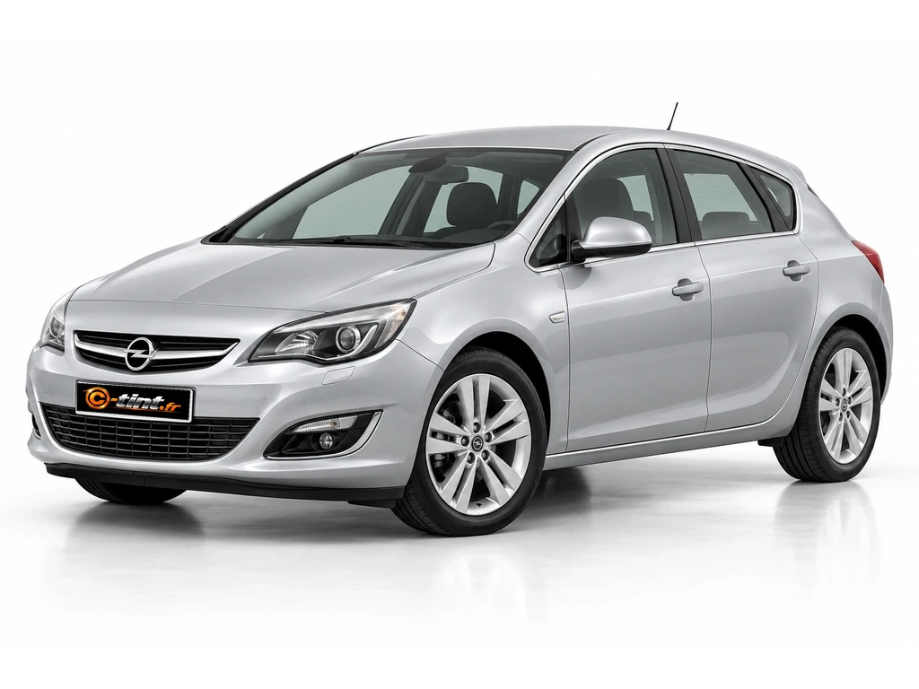 Opel Astra J — 5 portes · Berline compacte · 5 portes — vue trois-quarts avant vers la gauche