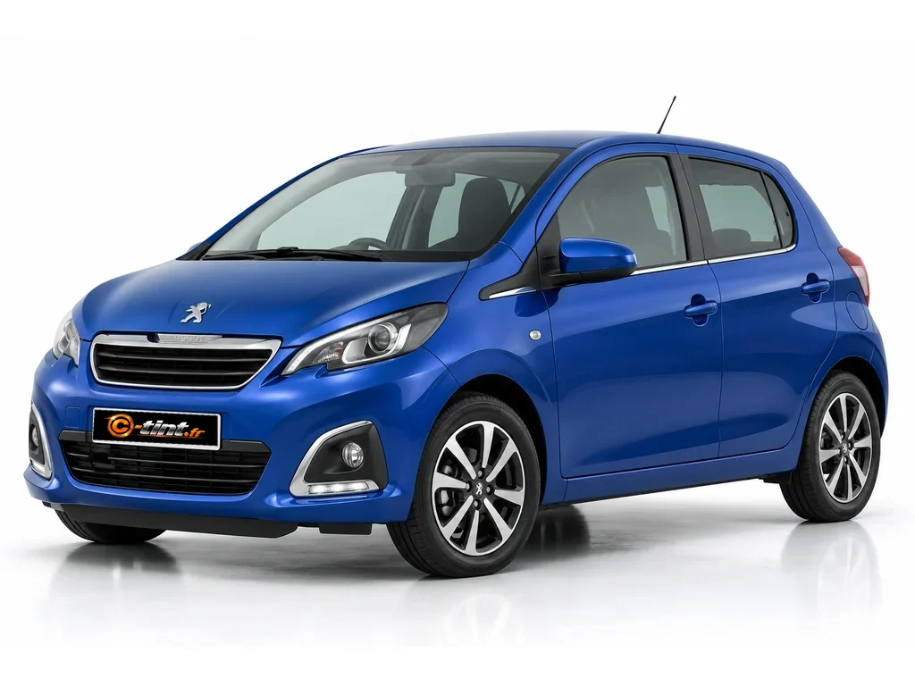 Peugeot 108 Génération non codée · Berline compacte · 5 portes — vue trois-quarts avant vers la gauche