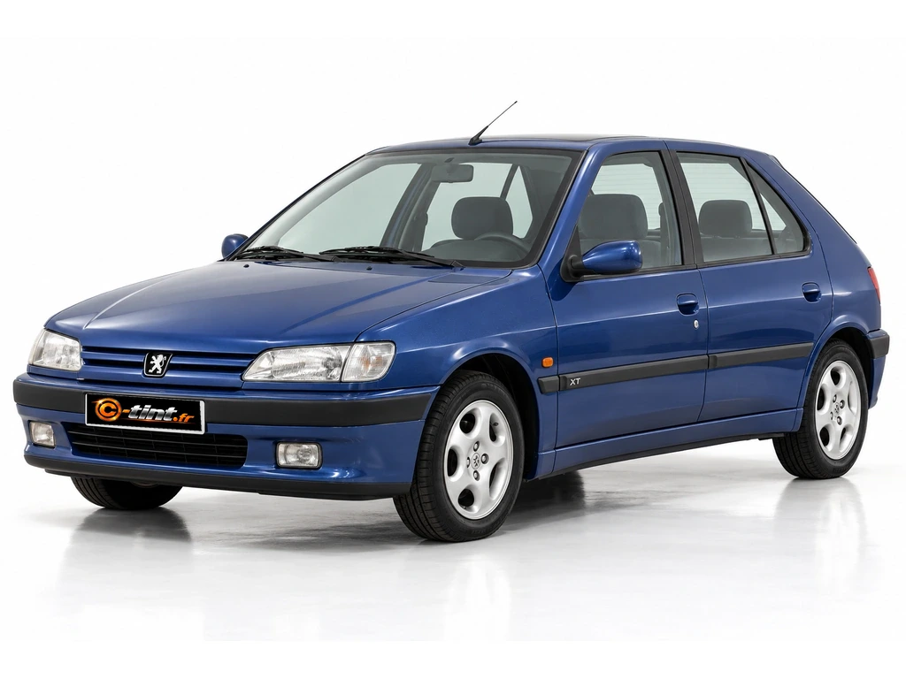 Peugeot 306 Phase 1 — 5 portes · Berline compacte · 5 portes — vue trois-quarts avant vers la gauche