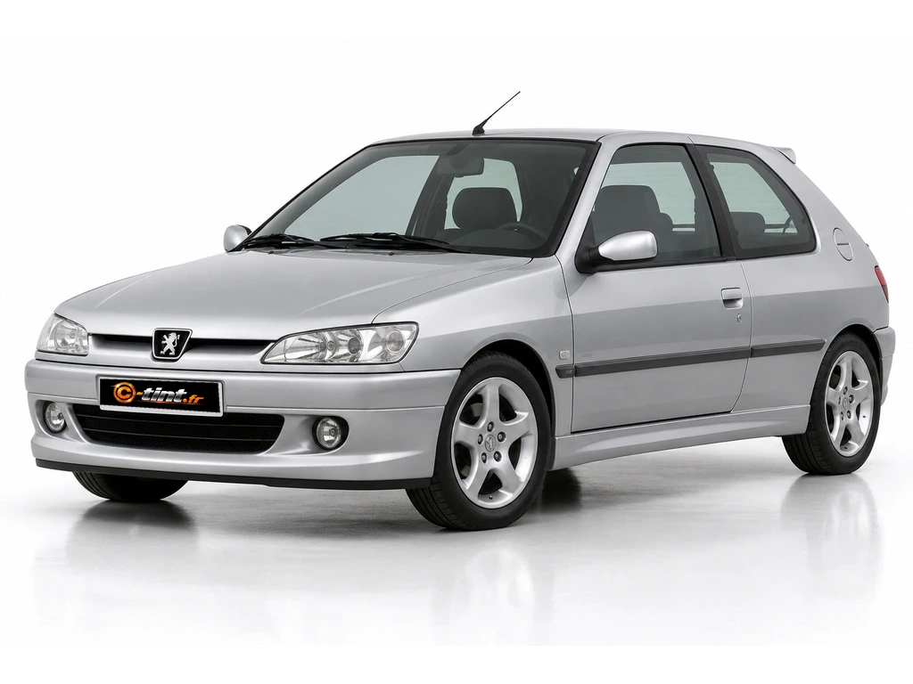 Peugeot 306 S16 — Génération 1 · Berline compacte · 3 portes — vue trois-quarts avant vers la gauche