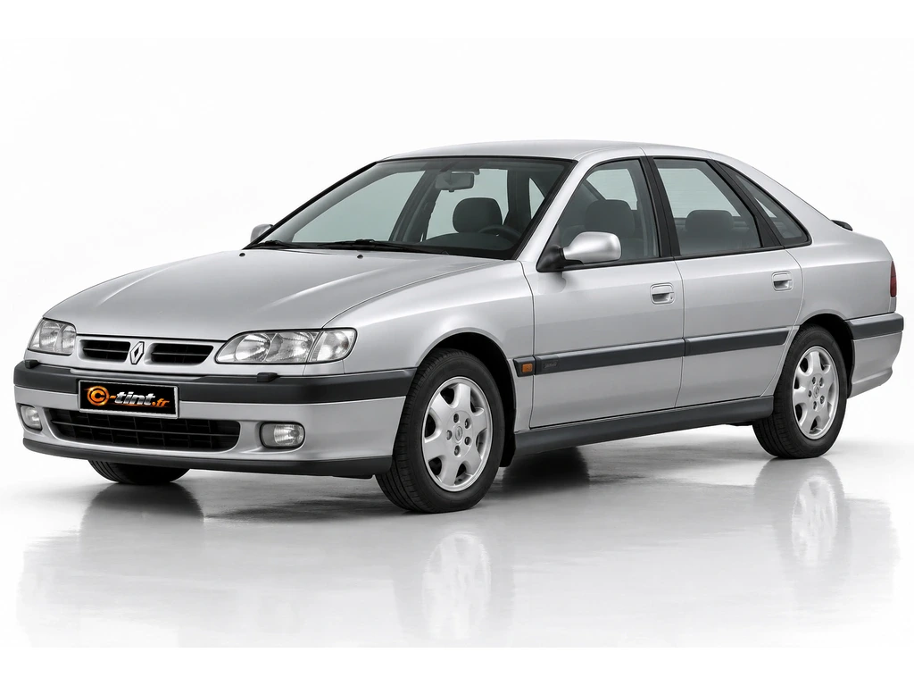 Renault Safrane B54 · Berline · 5 portes — vue trois-quarts avant vers la gauche