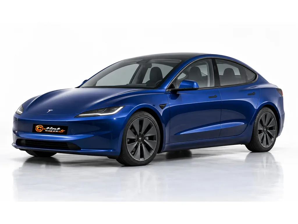 Tesla Model 3 Highland — Lunette complète · Berline · 4 portes — vue trois-quarts avant vers la gauche