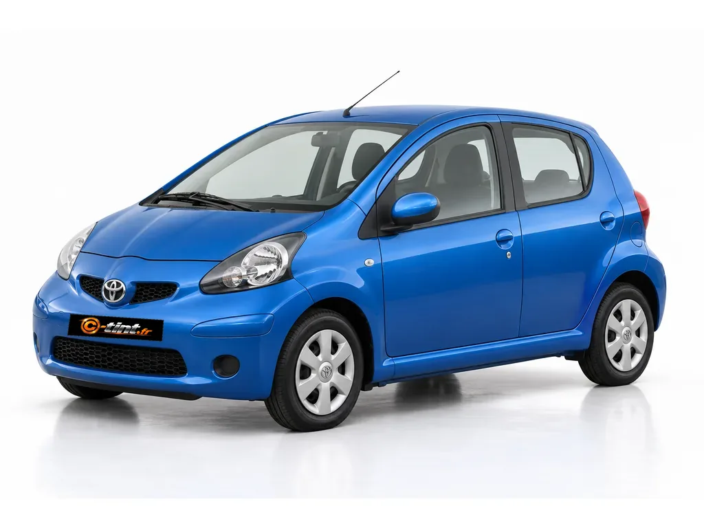 Toyota Aygo AB1 — Génération 1 · Compacte · 5 portes — vue trois-quarts avant vers la gauche