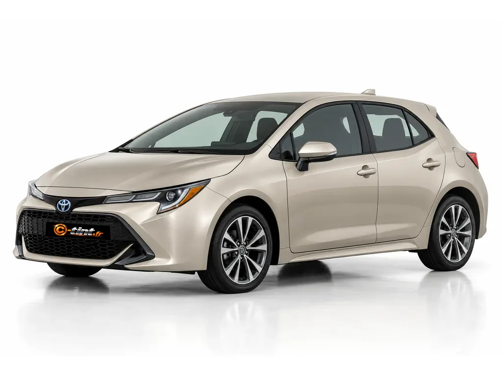 Toyota Corolla E210 — Génération 12 · Compacte · 5 portes — vue trois-quarts avant vers la gauche