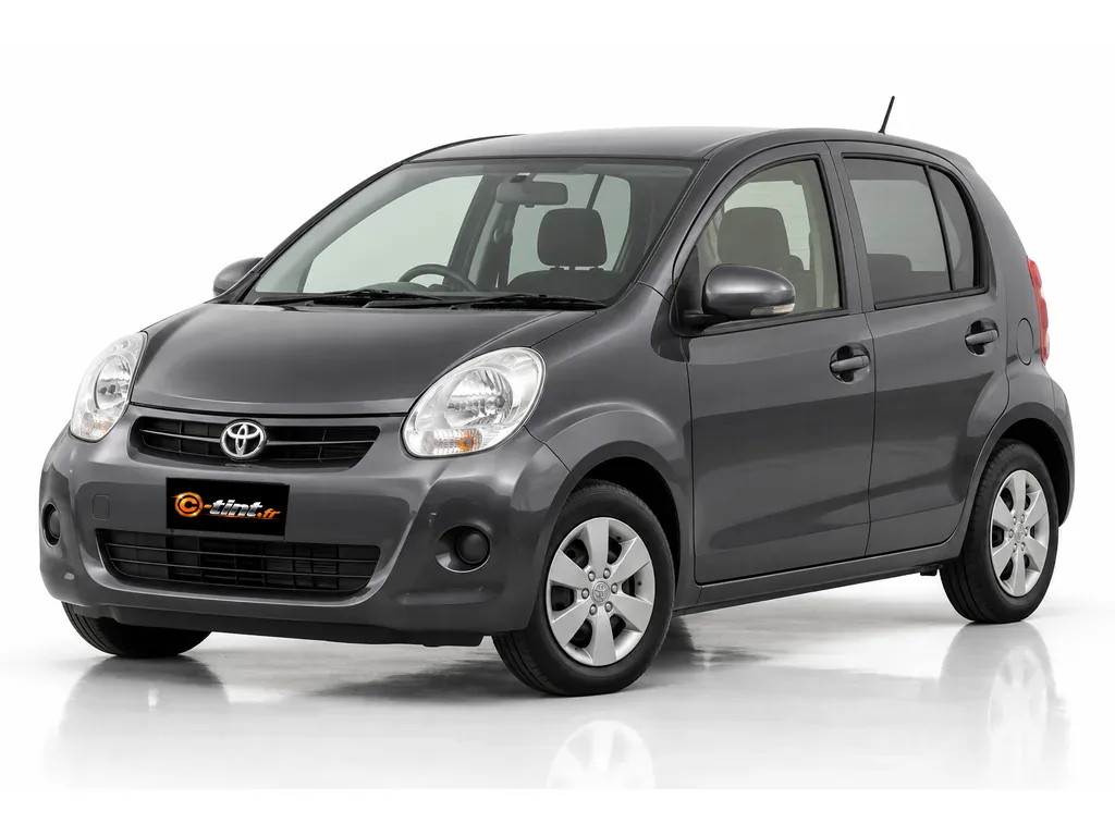 Toyota Passo Génération 2 · Compacte · 5 portes — vue trois-quarts avant vers la gauche