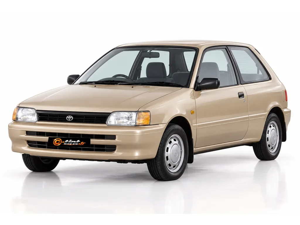 Toyota Starlet P80 — Génération 4 — 3 portes · Compacte · 3 portes — vue trois-quarts avant vers la gauche