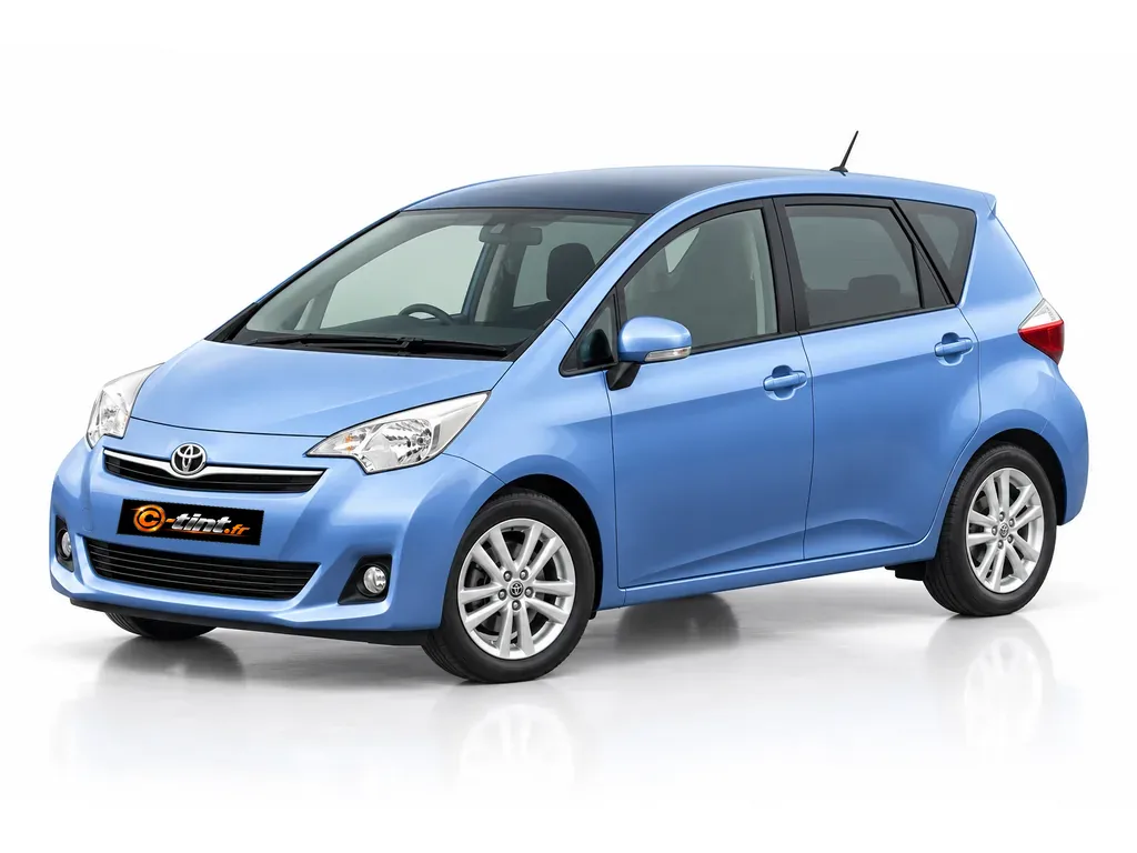 Toyota Verso-S XP12 — Génération 1 — S · Monospace · 5 portes — vue trois-quarts avant vers la gauche