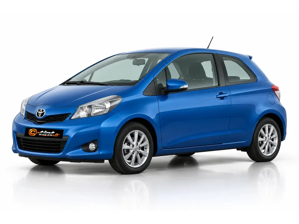 Toyota Yaris XP130/XP150 — Génération 3 · Compacte · 3 portes — vue trois-quarts avant vers la gauche