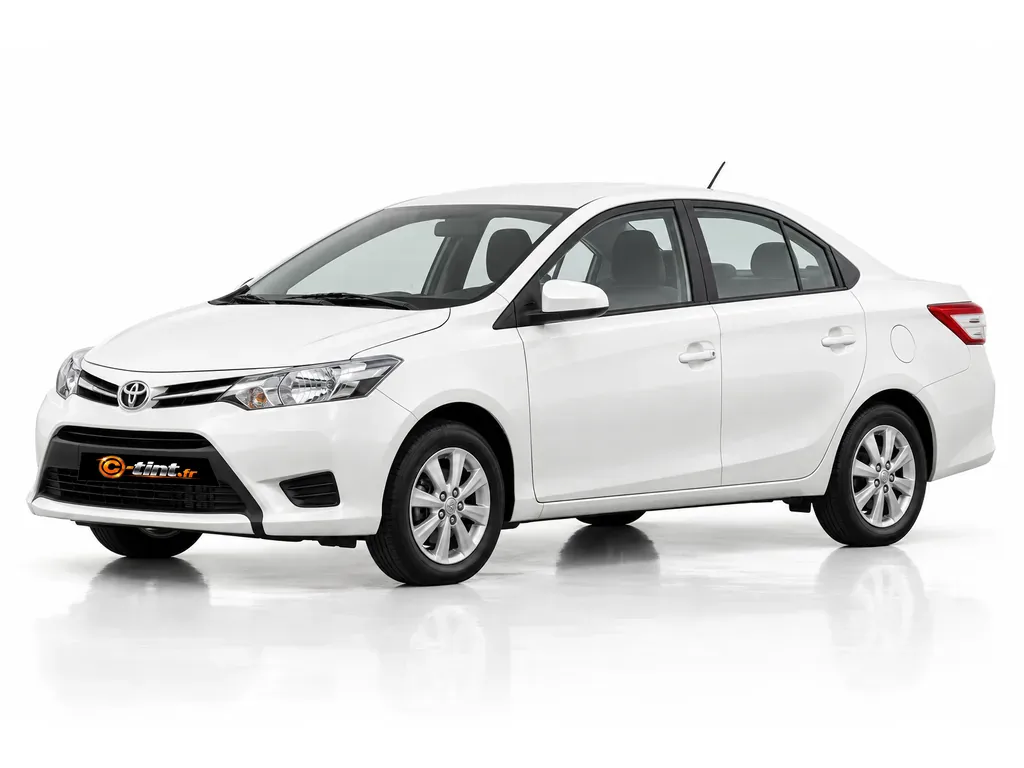 Toyota Yaris XP150 — Génération 3 — Berline · Berline · 4 portes — vue trois-quarts avant vers la gauche
