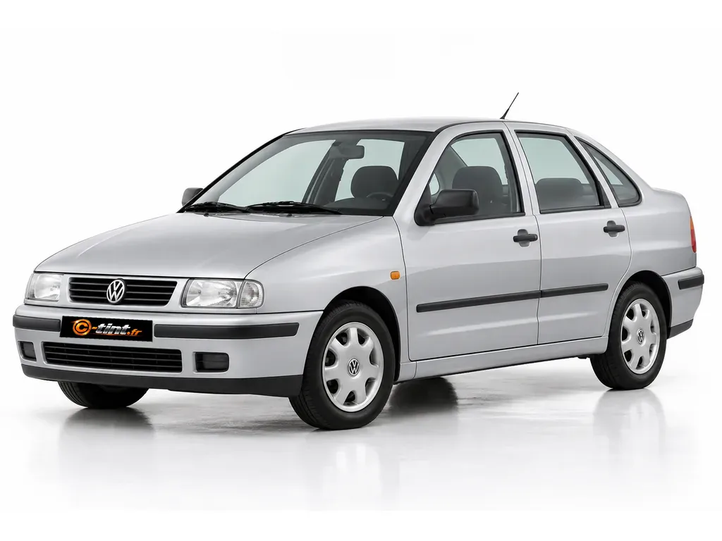 Volkswagen Polo 6KV — Génération 3 — Classic Berline · Berline · 4 portes — vue trois-quarts avant vers la gauche