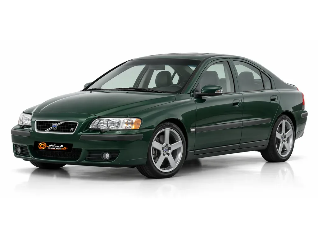 Volvo S60 R — Génération 1 — Berline · Berline · 4 portes — vue trois-quarts avant vers la gauche